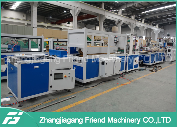 Μεγάλο ανώτατο όριο PVC ικανότητας που κατασκευάζει τη μηχανή, γραμμή παραγωγής επιτροπής τοίχων PVC