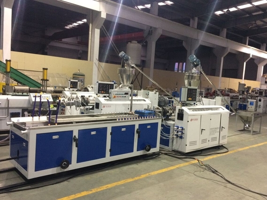 μηχανή εξώθησης ανώτατης επιτροπής PVC 600mm για το διπλό σχέδιο βιδών φύλλων