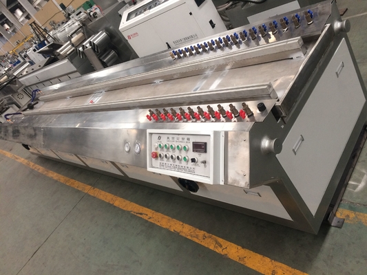 Καλή τιμή. Πλαίσιο πάχους 400KG/H 5mm που κάνει τη γραμμή παραγωγής WPC Decking σε απευθείας σύνδεση