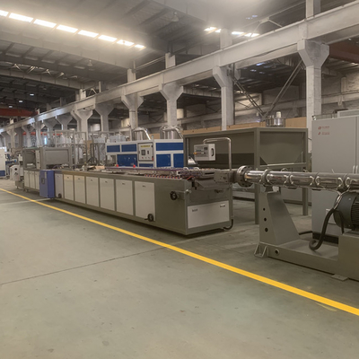 Good price 300kg/H γραμμή 250mm εξώθησης ανώτατης επιτροπής PVC ικανότητας πλάτος σε απευθείας σύνδεση