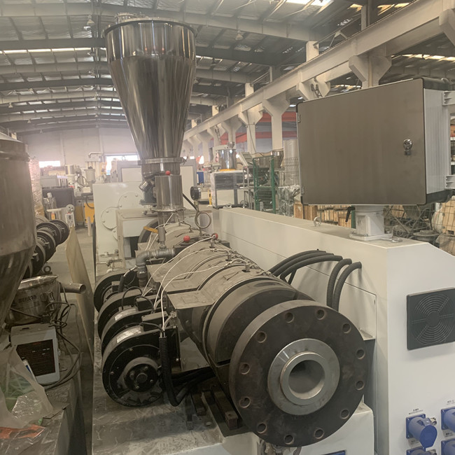 250kg/H προσαρμοσμένο τάση PVC κόκκων Pelletizing η κωνική δίδυμη βίδα γραμμών 3