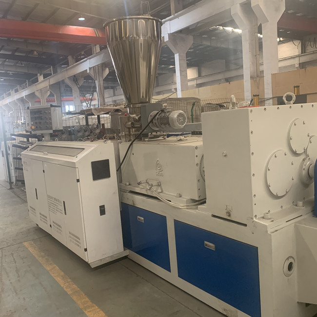 250kg/H προσαρμοσμένο τάση PVC κόκκων Pelletizing η κωνική δίδυμη βίδα γραμμών 1