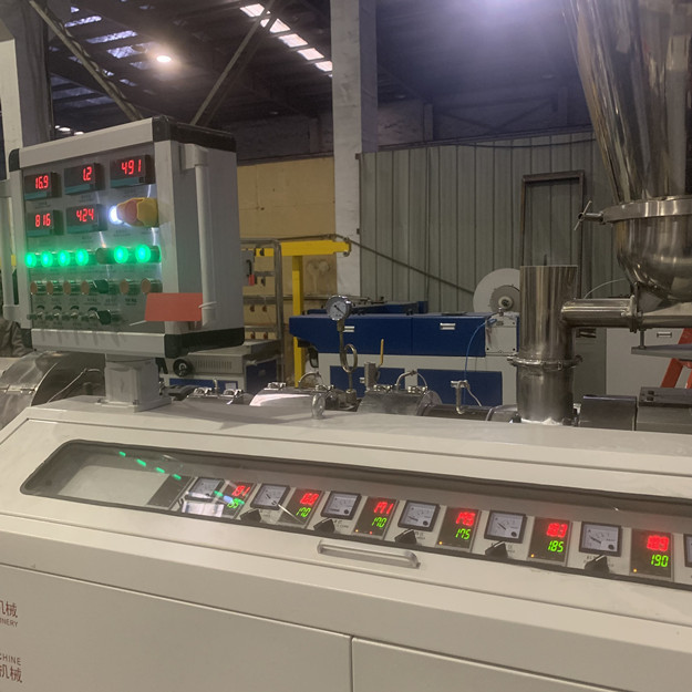 Δύο επιπέδων πλαστικό PVC Pelletizing η γραμμή 600kgs/H για να κοκκοποιήσει τα ανακυκλωμένα υλικά 3
