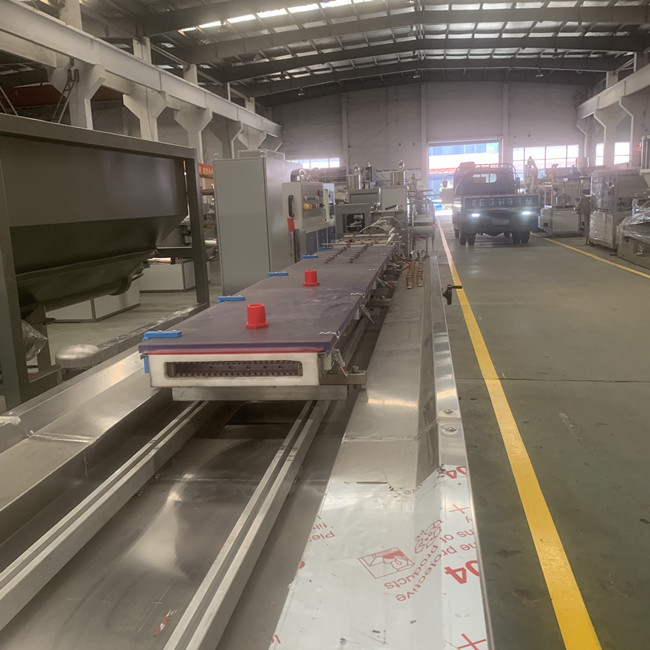 300kg/H γραμμή 250mm εξώθησης ανώτατης επιτροπής PVC ικανότητας πλάτος 1