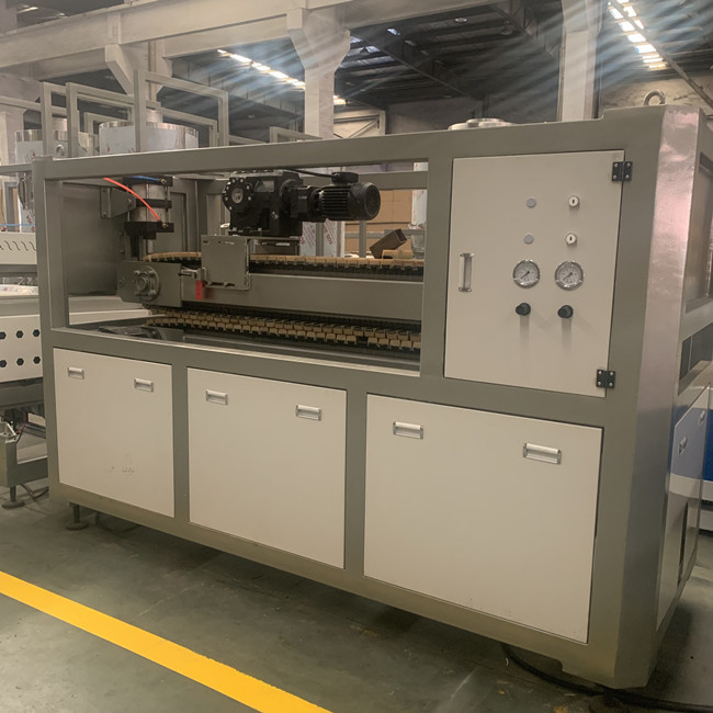 γραμμή παραγωγής 1220mm πινάκων 250kg/H WPC για τη διακόσμηση 5
