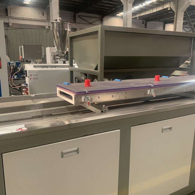 γραμμή παραγωγής 1220mm πινάκων 250kg/H WPC για τη διακόσμηση 4