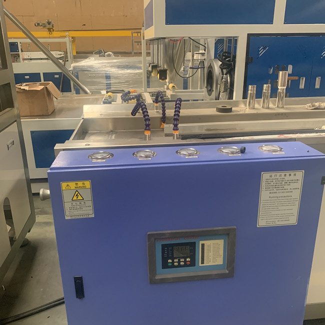 γραμμή παραγωγής 1220mm πινάκων 250kg/H WPC για τη διακόσμηση 3