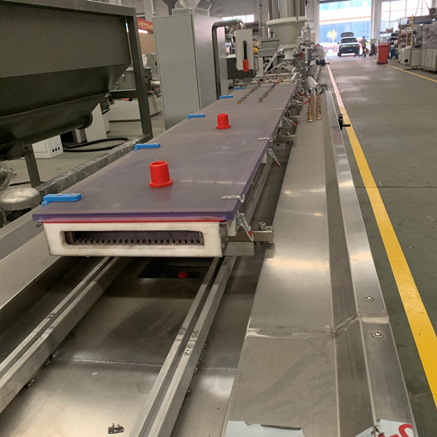 80kg/H 1200mm ξύλινη πλαστική κωνική δίδυμη βίδα γραμμών παραγωγής πινάκων WPC 3