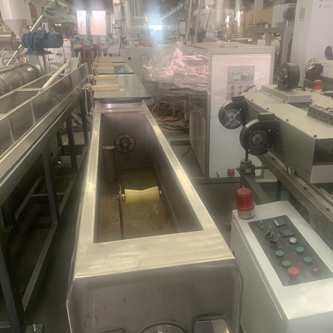 σωλήνας άρδευσης σταλαγματιάς 2000mm HDPE 3 στρώματος πλαστική μηχανή σωλήνων 1
